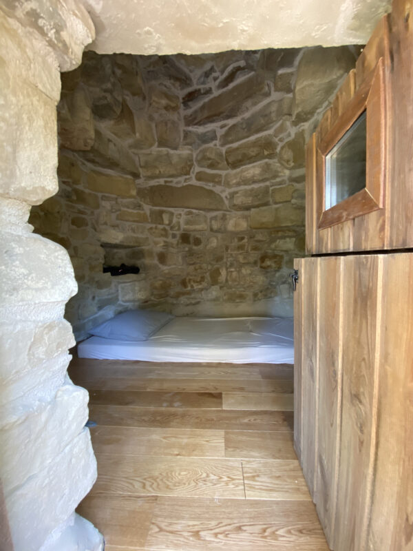 Interior d'una de les barraques de Montserrat